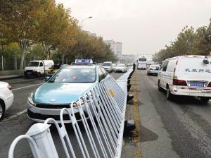 吃瓜在围栏上,揭秘日常生活中的趣味瞬间