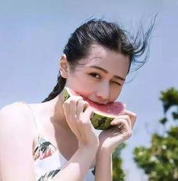 吃瓜看戏女孩图片,揭秘“吃瓜看戏女孩”的趣味人生