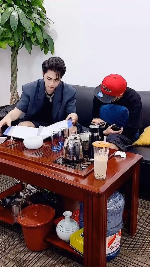 梦见同事吃瓜,揭秘同事吃瓜背后的职场心理