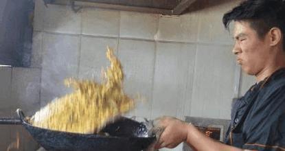 看看小伙吃瓜多卖力,看看小伙吃瓜多卖力，揭秘网红美食背后的故事