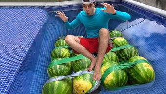 看看小伙吃瓜多卖力,看看小伙吃瓜多卖力，揭秘网红美食背后的故事