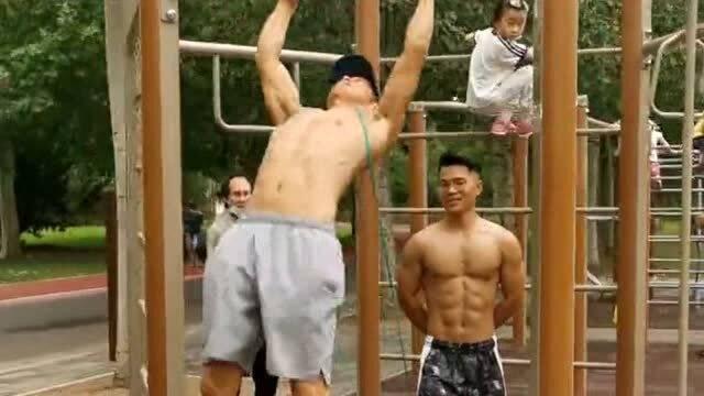 看看小伙吃瓜多卖力,看看小伙吃瓜多卖力，揭秘网红美食背后的故事