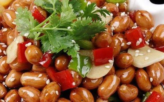 小孩吃花生跟瓜,儿童美食探索之旅