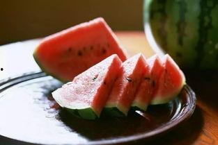 吃瓜把瓜吃到没红瓤了,吃瓜达人挑战极限，瓜瓤尽失