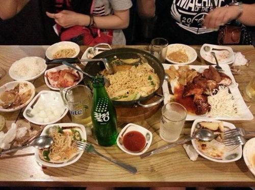 出来吃夜宵顺便吃瓜,边吃边“瓜”的欢乐时光