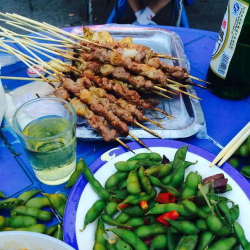 出来吃夜宵顺便吃瓜,边吃边“瓜”的欢乐时光