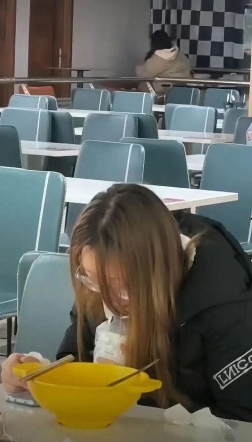 食堂吃瓜女生吃瓜视频,吃瓜女生热传吃瓜视频，揭秘校园生活趣味瞬间