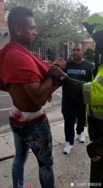 吃瓜被绑父亲面前,绑匪将父亲置于眼前，生死未卜