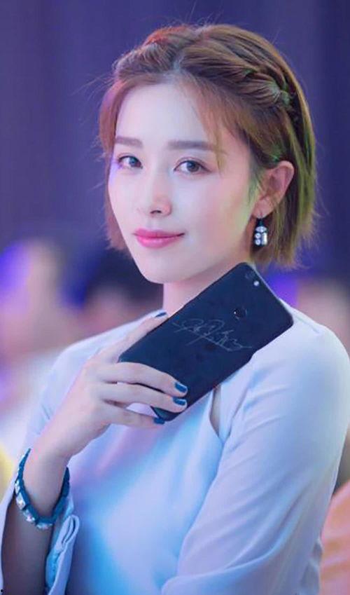 王心怡吃瓜壁纸