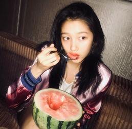 黄灿灿吃瓜图片高清