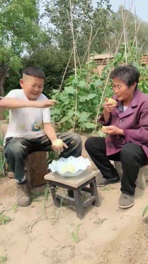 孩子吃瓜老妈,孩子吃瓜老妈的温馨故事